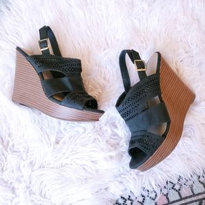 🌺2/$20🌺Vegan Suede Lasercut Platform Wedges SZ 7